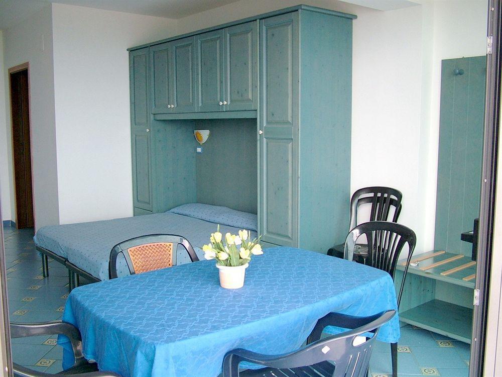 Aparthotel Oasi Azzurra à Messine Extérieur photo